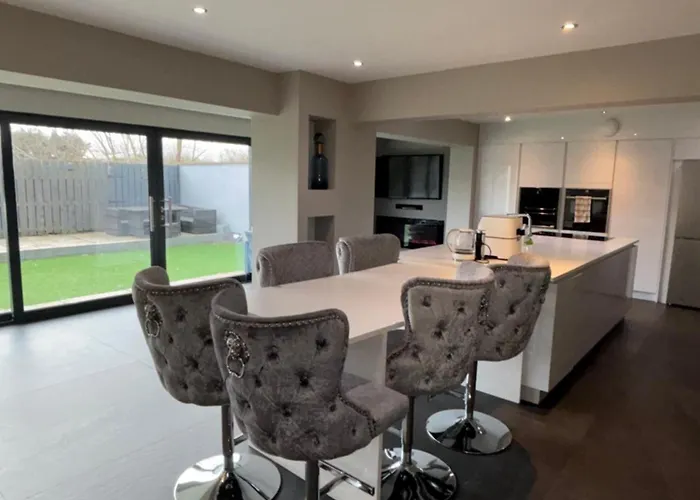 Large Modern Family Home In Murrayfield - Very Close To City Centre - 10 Mins By Direct Bus - Private Driveway & Garden